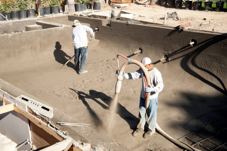 Spraying concrete, a pool construction method in concrete mix